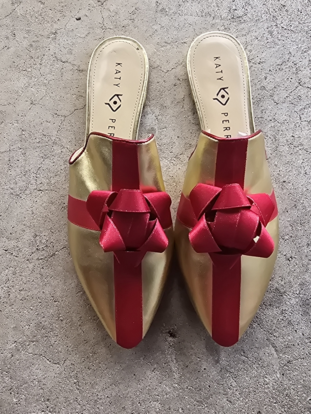 Katy Perry Women's the Stephanie Mule Flat Shoes Gold Red Size 9M Gift BOW - Picture 2 of 4